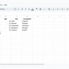 Foglio di calcolo con nomi, età, città e occupazione. In D7, un cursore pronto a inserire una formula conta valori Excel.