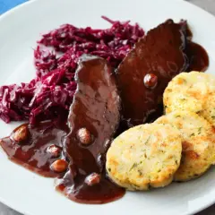 Original Sauerbraten vom Pferd mit Rotkohl und Klößen.