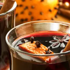 Ciepłe, aromatyczne wino grzane z pomarańczą, goździkami i cynamonem. Idealne na zimowe wieczory, choć warto pamiętać o jego kcal.