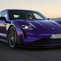 Fioletowy Porsche Taycan pędzi po torze. Zastanawiasz się nad porsche taycan cena? Ten elektryczny supersamochód zachwyca osiągami i designem.