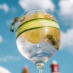 Orzeźwiający drink z cytryną, ogórkiem i rozmarynem. Idealny na lato, wypróbuj nasz przepis na limoncello spritz!