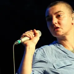 Sinéad O'Connor singt mit Leidenschaft ins Mikrofon. Ihre Stimme, ihre Präsenz – nichts vergleicht sich mit dir.