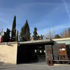 Entrada al Museo del Greco, con un cartel que anuncia el nombre del museo y una gran letra G de metal.