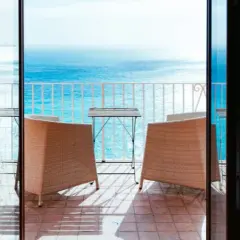 Co na balkony? Najlepsze materiały, które odmienią Twój balkon
