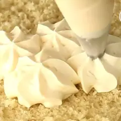 Kremowy frosting po polsku tworzy piękne rozety na biszkopcie.