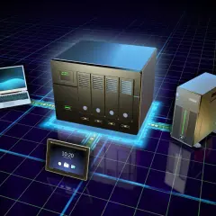 Ein NAS-System wird mit Laptop und Tablet eingerichtet. Digitale Daten fließen.