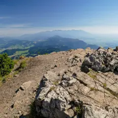 Skaliste szczyty gór choczańskich w słońcu. W oddali widać pasmo górskie i zielone doliny.