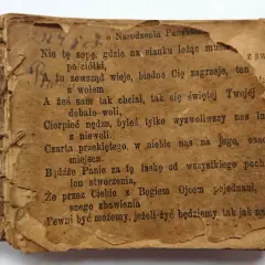 Stara, zniszczona kantyczka z tekstem o Narodzeniu Pańskim. Widać fragmenty wiersza, np. "Nie tę sopę, gdzie na sianku leżąc musisz".