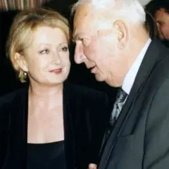 Magdalena Holoubek, córka Gustawa, rozmawia z mężczyzną w garniturze.