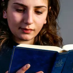 Dziewczyna szuka nietypowych imion do bierzmowania w Biblii.