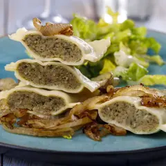 Gestapelte Maultaschen mit gebratenen Zwiebeln und Salat. Ein köstliches Maultaschen Rezept, das zum Genießen einlädt.
