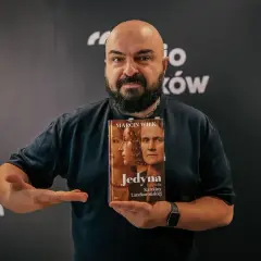 Marcin Wilk, jeden z znanych pisarzy, prezentuje swoją najnowszą biografię "Jedyna".