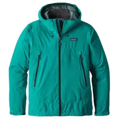 Türkisgrüne Patagonia Jacke, ein Symbol für Nachhaltigkeit und Abenteuer.