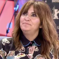 Aida Nizar, conocida por su participación en realities, habla sobre la actualidad en un plató.