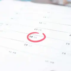 Kalendarz z zaznaczonym 18. dniem miesiąca. Planowanie wymiar czasu pracy.