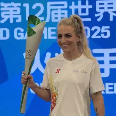 Sofia Olofsson håller facklan för World Games 2025 i Chengdu.