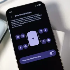 Ekran telefonu z włączoną funkcją "Bateria adaptacyjna", która optymalizuje zużycie energii przez aplikacje, by wydłużyć czas pracy.