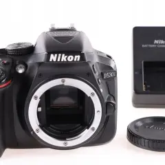 Cyfrowa lustrzanka Nikon D5300 z ładowarką i dekielkiem. Gotowa do uchwycenia Twoich najlepszych wspomnień.