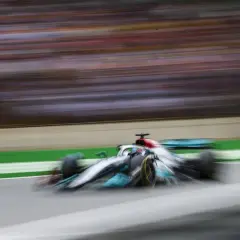 Ein Formel 1 Wagen rast über die Strecke, die Beschleunigung von 0 auf 100 ist kaum zu fassen.