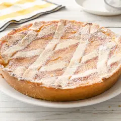 Pastiera napoletana ricetta originale, dolce tradizionale napoletano con decorazione a griglia e zucchero a velo.