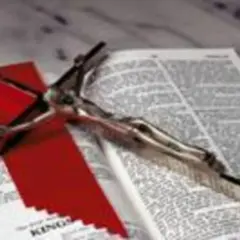 Federkiel und rotes Lesezeichen auf einer geöffneten Bibel. Die Schrift erinnert an die Herrlichkeit Gottes, wie in Psalm 19 beschrieben.