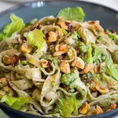 Pasta con brócoli y nueces, una de las muchas deliciosas recetas con apio que puedes preparar.
