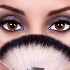 Occhi marroni intensi, evidenziati da un trucco smokey viola e ciglia lunghe, sembrano ancora più grandi e sporgenti grazie a un pennello da trucco sfocato.