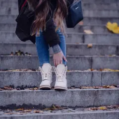 Beżowe buty: Jak nosić je stylowo? Poradnik i gotowe zestawy