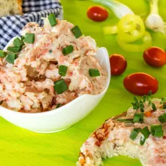 Pyszna pasta z resztek szynki, posypana szczypiorkiem, idealna na kanapki.