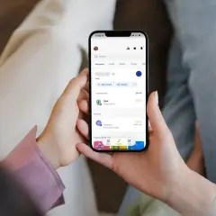 Dłonie trzymają smartfon z aplikacją bankową, gdzie widać ostatnie transakcje, w tym zakup w Sparze. Można sprawdzić saldo i historię, unikając debetu.