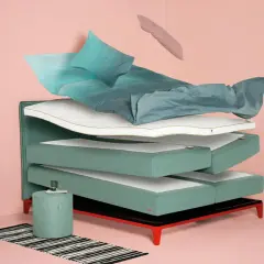 Schichtweise aufgebautes Bett mit Matratzen, Kissen und Bettwäsche. Hilft bei der Entscheidung, welches Bett passt zu mir.