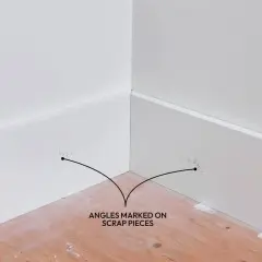 Angoli segnati su pezzi di scarto per mostrare come tagliare i battiscopa in ceramica a 45 gradi.