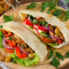 Dwa pyszne pity z mielonym mięsem, świeżymi warzywami i fasolą. Idealny kebab na szybki lunch.