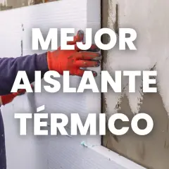 Man installing white foam panels, highlighting the mejor aislante térmico for energy efficiency.