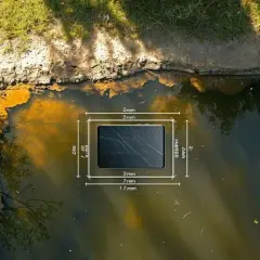 Une mare naturelle argileuse, aux reflets dorés, où une tablette numérique semble flotter, mesurée avec précision.