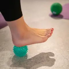 Fußmassage mit Igelball: Ein Hausmittel, das gegen Fersensporn helfen kann.