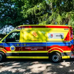 Transport medyczny: NFZ czy prywatnie? Wybierz mądrze!