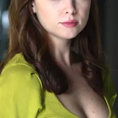 Ruth Kearney i en ljusgrön tröja, med mörkt hår och en mjuk blick.