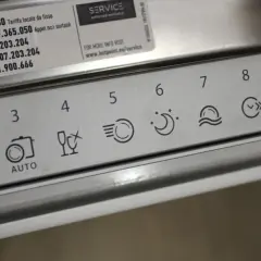 Panel sterowania zmywarki Hotpoint Ariston z ikonami programów i oznaczeniem klasy energetycznej A+.