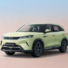 Jasnozielony BYD ATTO 2 na tle pastelowego nieba. Sprawdź byd cena i odkryj ten nowoczesny SUV.