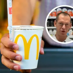 Dłoń trzyma kubek z logo McDonald's. W tle mężczyzna mówi o tym, ile ml ma duża cola z McDonald's.