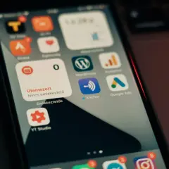 Widżety na ekranie telefonu: Strava, WordPress, Anchor, Google Ads, YT Studio.