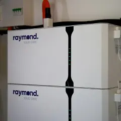 Två staplade Raymond Solid State-enheter för energilagring batteri, med gröna indikatorlampor längs en vertikal linje.