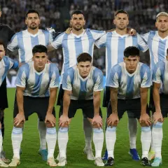 Drużyna narodowa Argentyny, znana z pasji do futbolu, prezentuje się w swoich charakterystycznych niebiesko-białych strojach.