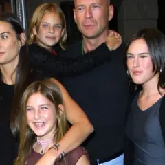 Bruce Willis z córkami i Demi Moore. Rodzina w komplecie, uśmiechnięte bruce willis dzieci.
