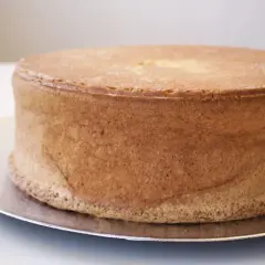 En gyllene tårtbotten, perfekt för ett tårtbotten recept 3 delar. Den ser fluffig och redo att dekoreras ut.
