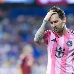 Smutny Messi w różowej koszulce Interu Miami, trzymający się za głowę. Czyżby to była kolejna **messi kontuzja**?