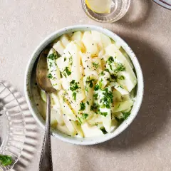 Kohlrabi-Gemüse in cremiger Soße, garniert mit frischen Kräutern. Eine köstliche low carb Option.
