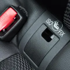 När du ska installera isofix, se till att bilbarnstolen sitter säkert. Här syns fästet på bilbarnstolen.