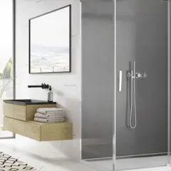 Salle de bain moderne avec paroi de douche en plexiglas fumé, meuble vasque en bois, et vue panoramique.